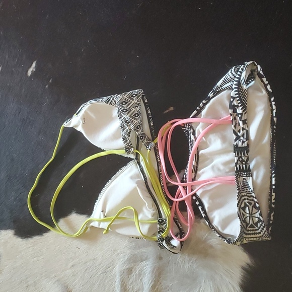 Lot of 2 Xhilaration Bikini Tops Small - Picture 2 of 3